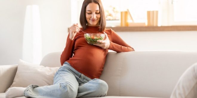 Following USDA pregnancy guidelines for nutrition linked to improved infant growth, research indicates.